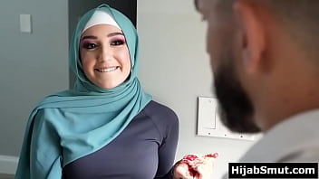 Gadis Muslimah Polos Digoda Dan Diatur Oleh Pelatih Sepak Bolanya Yang Mesum
