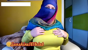 Gadis Muslim Berhijab Dari Timur Tengah Dengan Payudara Besar Terekam Kamera Tanggal 2 November