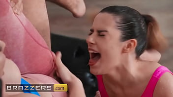 Sesi Yoga Keira Croft Dan Chanel Camryn Berubah Jadi Pesta Sembur Basah-basahan Bareng Mick Blue