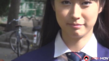 Tomomi Motozawa Memamerkan Seragam Sekolahnya Sambil Menghisap Dengan Penuh Gairah Teman Sekelasnya Yang Tak Kuasa Menahan Nafsu