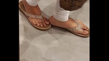 Nikmati Sensasi Menggoda Kaki Mulus Wanita India Yang Menggairahkan