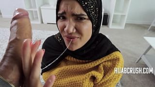 Gadis Berhijab Tak Tahan Godaan Nafsu Ayah Tiri – Naudi Nala