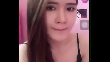 Sensasi Nikmat Menggoda Saat Memainkan Puting Secara Live