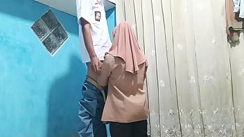 Murid Menggoyang Bu Guru Di Ruang Kelas Usai Jam Pelajaran