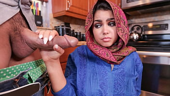 Lelaki Mesum Bantu Gadis Berhijab Merasa Nyaman – Nafsu Membara Di Balik Jilbab