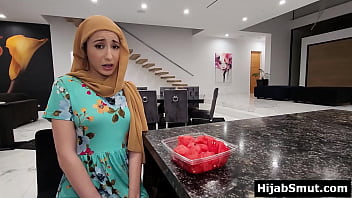 Gadis Muslim Pemalu Yang Tunduk Menghisap Teman Amerika-nya Dengan Penuh Nafsu