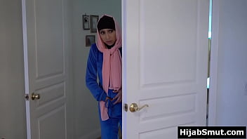 Gadis Muslimah Nakal Dihukum Keras Oleh Pemimpin Masjid Dengan Cara Yang Panas Dan Menggairahkan