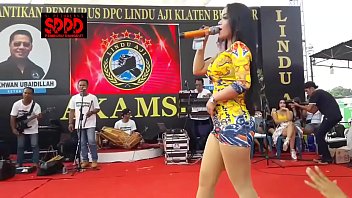 Tarian Erotis Sintya Riske Menggoda Di Atas Panggung