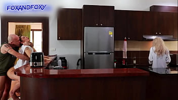 Nyaris Ketahuan Anal Creampie Dari Belakang Saat Ibu Mertua Lagi Masak Sarapan
