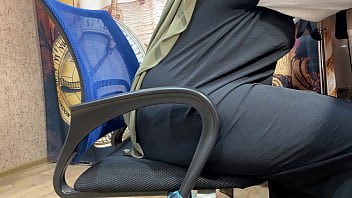 Perempuan Arab Berhijab Menggesek-gesek Celana Dalamnya Sambil Bekerja