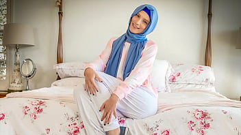 Kekasihnya Menawarkan Petualangan Panas Untuk Pacar Berhijab Yang Menggairahkan – Hijablust