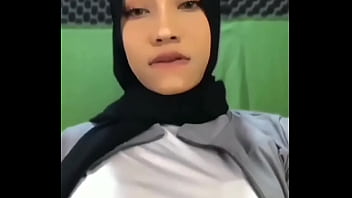 Gadis Ayu Yang Menggoda Dengan Tubuh Seksi Dan Sensual
