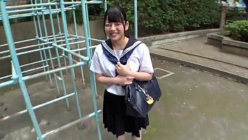 Gadis Jepang Muda Manis Berbaju Seragam Dihardik Di Kamar Hotel