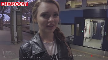 Gadis Rusia Cantik Dan Seksi – Emily Thorne Dan Charlie Dean Beraksi Dengan Liar Di Ranjang
