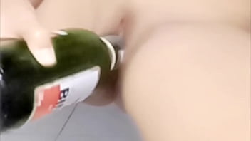 Masturbasi Pakai Botol Sampai Muncrat Ke Mana-mana