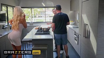 Istri Sejati – (courtney Taylor, Keiran Lee) – Courtney Memberikan Bantuan Dengan Tangannya Yang Ahli – Brazzers