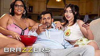 Malam Film Berubah Jadi Malam Panas, Ashlyn Peaks & Chloe Surreal Menggoda Crush Mereka Hingga Terjadi Threesome Menggila