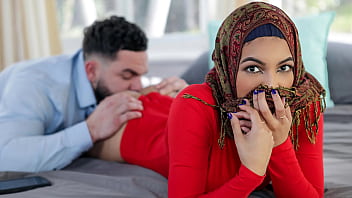 Kakak Tiri Akan Mengajari Adik Hijabnya Beberapa Hal Panas Sebelum Dia Menikah – Hijablust