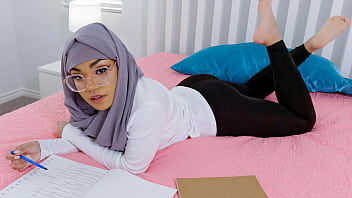 Kakak Tiri Ganteng Bikin Adik Tiri Berhijab Jadi Pusat Perhatian Semua Cowok Di Sekolah – Nafsu Menggila