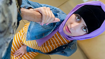 Gadis Timur Tengah Bergairah Siap Dibimbing Coach Hingga Klimaks – Nafsu Hijab Menggila