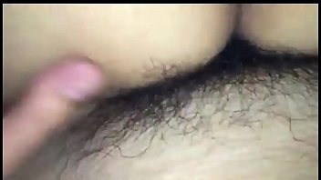 Em Bé Thích Chơi Trò Nhét Vào Lọ Nhỏ Của Chị
