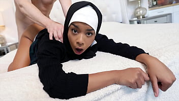 Gadis Hijab Tiri Menggoda, Ingin Merasakan Kontol Besar Menggila Di Dalamnya – Hijablust