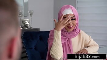 Gadis Muslim Mungil Bergairah Bercinta Dengan Hijab Tetap Terpasang