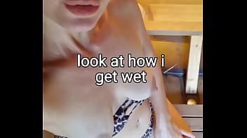 Gadis Asia Seksi Dengan Tato Dan Bikini Yang Menggoda