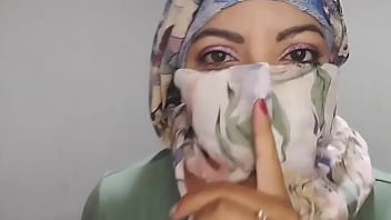 Istri Berhijab Arab Masturbasi Diam-diam Hingga Klimaks Ekstrem Dengan Niqab, Squirt Asli Saat Suami Pergi