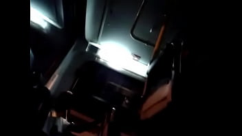 Pertama Kali Di Dalam Bus Yang Panas Dan Menggoda (3/3)
