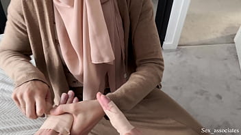 Ibu Tiri Arab Yang Hot Membantu Anaknya Yang Tangannya Patah Dengan Cara Yang Menggairahkan