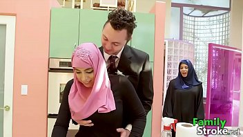 Arab Tiri Yang Nakal Menggoda Dan Menghisap Kontol Kandung Tirinya