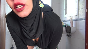 Milf Biseksual Turki Mengocok Memek Berbulunya Sambil Kencing Deras