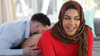 Kakak Tiri Mengajari Adik Hijabnya Cara Memuaskan Pria Dengan Nafsu Membara – Goyangan Berhijab