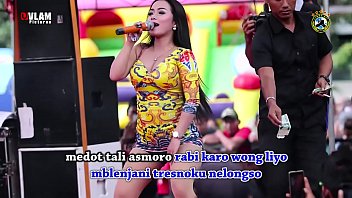 Tarian Erotis Indonesia – Dua Penyanyi Cantik Menggoyang Panggung Dikelilingi Banyak Laki-laki
