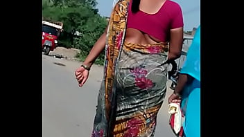 Membara Gairah Dengan Goyangan Gundul Di Balik Saree