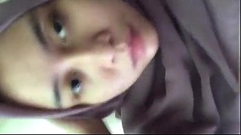 Gadis Jilbab Mandiri Yang Menggoda Dengan Kesuksesan Kariernya