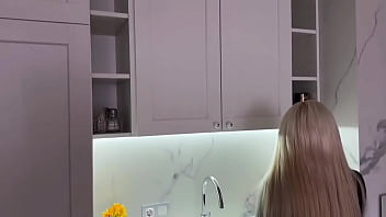 Gadis Pirang Seksi Dengan Stoking Hitam Doyan Ngentot. Pasangan Amatir Rusia Yang Panas