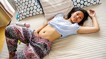 Pencarian Kenikmatan – May Thai Gadis Asia Meraih Klimaks Erotis Dengan Vibrator
