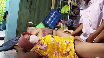 Diajak Ngentot Ibu Tiri Sebelum Berangkat Sekolah