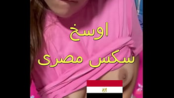 عارية المطرية الفاجرة تتعرى بشورت مثير في البلكونة وجارها ينزل يفضحها ويلحس كسها وينيك جسمها البلدي الممتلئ
