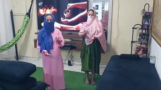 Setelah Pijat Tantra, Dia Menawarkan Putrinya Yang Masih Perawan