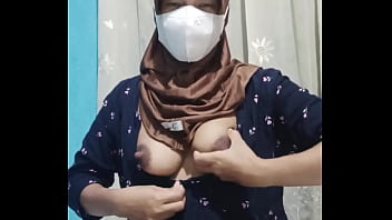 Gadis Berhijab Menggoda Merangsang Diri Sendiri Saat Rumah Sepi
