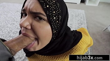 Adik Tiri Berhijab Yang Panas Menggoyang Kontol Gede Kakak Tirinya Demi Uang (naudi Nala)