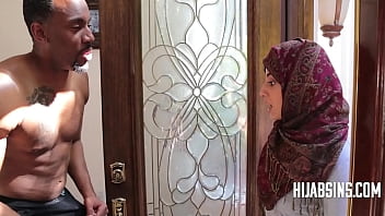 Pelacur Berhijab Menggoda Pria Hitam Di Kompleksnya