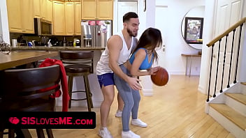 Gadis Brunet Seksi Bergoyang Pantat Montok Minta Bantuan Kakak Tiri Ganteng Yang Lagi Horny Main Basket Bersama