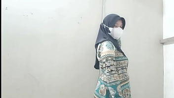 Menggoyang Istri Tetangga Yang Kesepian Saat Suaminya Kerja