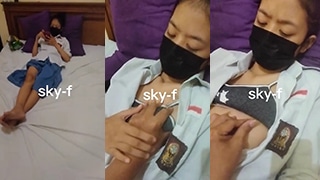 Menggoda Dalam Balutan Seragam Sekolah