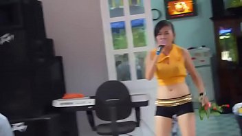 Gadis Vietnam Seksi Menggoyang Panggung Di Pesta Pernikahan
