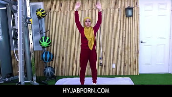 Pelatih Fitness Ngentot Klien Arab Eksotis Yang Berhijab